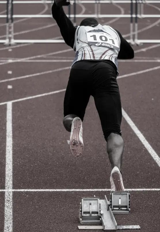 Mężczyzna zaczynający bieg sprintem